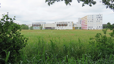 915026 Gezicht op de achterzijde van het prinses máxima centrum voor kinderoncologie (Heidelberglaan 25) op het Utrecht ...